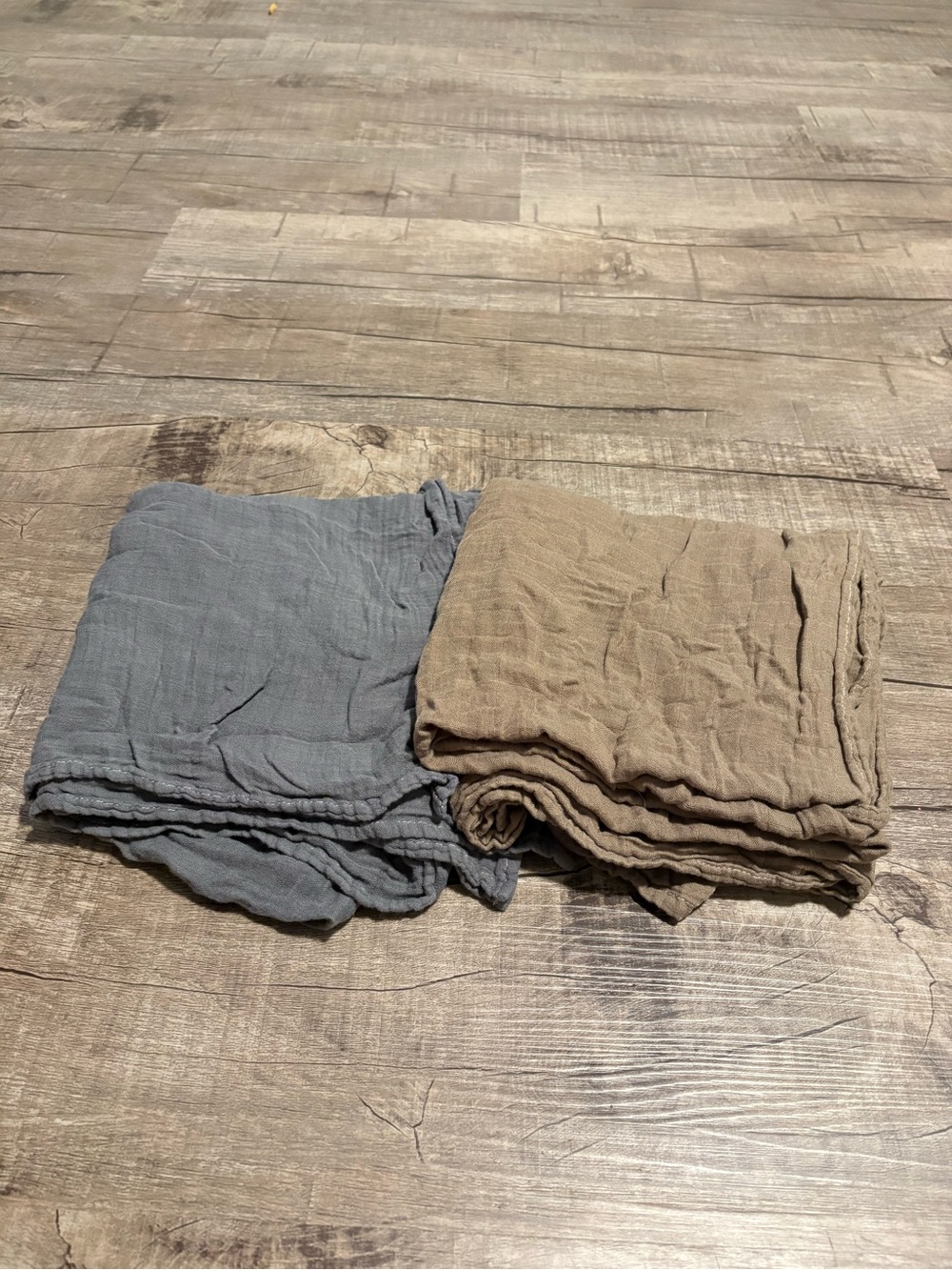 Momcozy swaddle Set in Gray and Tan